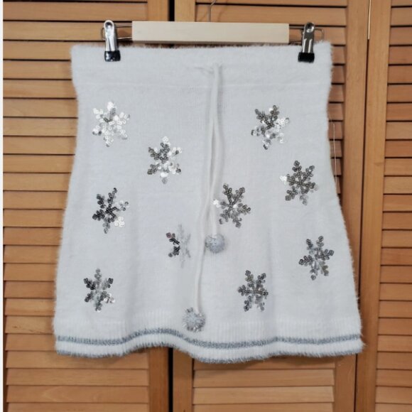 Derek Heart Juniors' Fuzzy Sequin Snowflake Mini Skirt - Picture 9 of 11